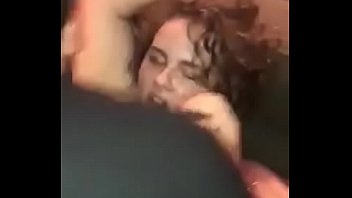 Esposa gordita besándose mientras el cuerno se masturba