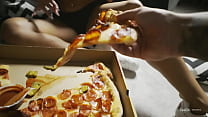 ピザとヌテッラを裸で食べるゴージャスなルーマニアのモデル