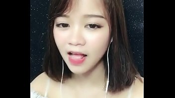 Uplive Vietnamese Girl with delicious food shows all on livestream
