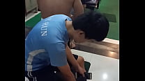 Китайский голый мужик в спортивном клубе Пномпеня