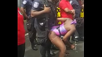 Popozuda Negra Sarrando no Policial em Evento de Rua