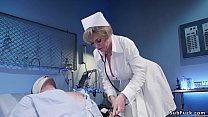 Une infirmière aux gros seins domine un patient masculin