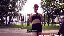 赤毛のドイツの細い十代の女は、EroCom Dateを介して公に牽引され、屋外のハメ撮りをファックします