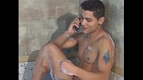jeunes gars brésiliens chauds dans une baignoire