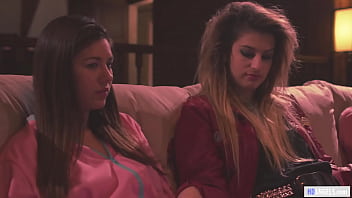Trois demi-sœurs regardent une vidéo porno lors d'une soirée cinéma - Shyla Jennings, Kristen Scott, Jenna Sativa