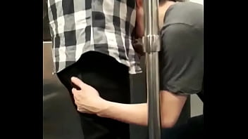 Giovane ragazzo che succhia gallo nella metropolitana
