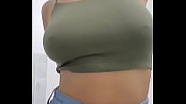Большая грудь в зеленой рубашке