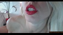 Wahnsinnig heiße Blondine vollbusige MILF masturbiert vor der Webcam