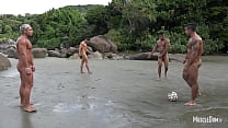 Football nu sur la plage