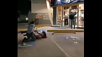 Vadia no México chupando pau na frente de um posto de gasolina