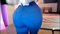 Enorme culo in pantaloni blu stretti