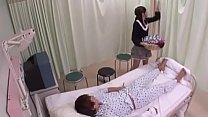 El culo de una japonesa incluso parpadea en la cama del hospital