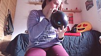 Wenn Sie einen Fetisch für große Luftballons haben, sollten Sie dieses fantastische Video nicht verpassen