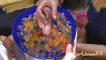 Jeune fille fait une branlette douce avec beaucoup de boules d'huile et d'eau