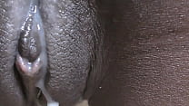 Salope noire baisée en levrette éjaculation dans la chatte