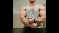 hotmuscles6t9 демонстрирует огромные мускулы