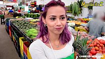 MAMACITAZ - La jeune Latina chaude Veronica Leal se fait ramasser sur le marché et se fait défoncer hardcore sur cam