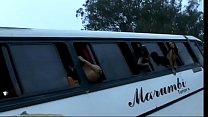 いたずらなブラジルのギャルはバスで騒乱を引き起こすことに決めましたh。窓の外で彼らのジューシーな丸い裸のお尻とおっぱい