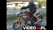 Pornô polonês - adolescente anda sobre duas rodas