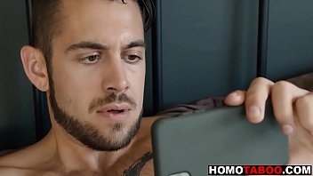 Przyrodni brat przyłapał mnie na oglądaniu gejowskich pornosów!