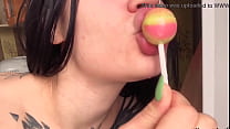 Tatuado Chica Con Lollipop Y El Juego Coño - Fetiche De Alimentos