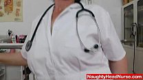 Брюнетка практическая медсестра исследует ее влагалище