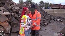 Рабочий на стройке трахает рыжую девочку на работе без презерватива - German Redhead