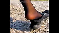 Trampki stopy fetysz stóp wideo klip toe dziewczyna wysuwa się z jej spoconych śmierdzących butów