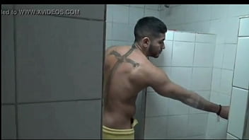 Latinos baise dans les douches