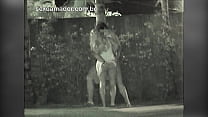 Loira safada fica se agarrando com o namorado no jardim e é filmada sem saber pelo irmão caçula