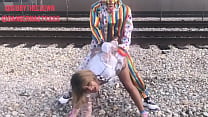 Clown scopa ragazza sui binari del treno