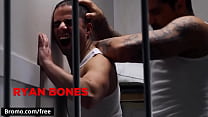 Prisioneiros gostosos começam a foder enquanto estão presos - BROMO