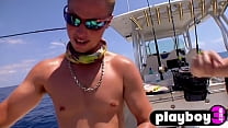 Миниатюрная блондинка мастурбирует на лодке с горячими красотками