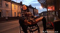 Leah Caprice exibindo buceta em público em sua cadeira de rodas com inglaterra para deficientes físicos