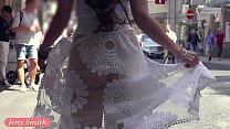 ファンクシティ-ジェニースミスはパンティーなしで透明なドレスを着て人前で歩く