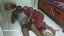 Desi casal telugu indiano transando no chão