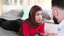La demi-soeur arabe en hijab pratique la baise avec son demi-frère - Maya Farrell