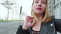 Estudiante Mostrando Las Tetas En La Calle Y El Coño Masturbarse Después De Una Caminata