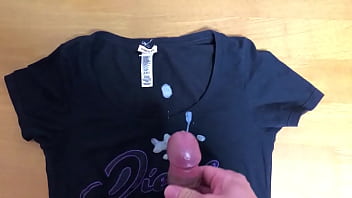 Esperma en la camiseta de mi esposa