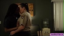 Kira ajuda a buceta do policial Sinns ao orgasmo