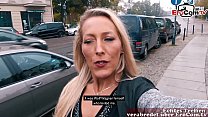 Une femme allemande traîne une femme pour un sexe lesbien EroCom Date