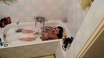 Caméra cachée dans une salle de bain mince jeune fille pt1 HD