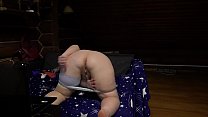 BBW maduro se masturba perto de uma webcam e sacode uma bunda suculenta. Dona de casa com vibrador fode sua buceta peluda e balança peitos grandes. Fetiche caseiro.