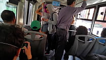 Começou como um amontoado no metrobus e acabou montando no pau dele (Twitter: @ Hyperversos2)