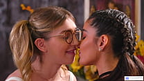 I giovani amici lesbici confessano i sentimenti - Emily Willis, Mackenzie Moss