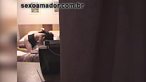 Un garçon a des relations sexuelles avec sa petite amie dans le lit des parents et enregistre une vidéo avec une caméra cachée