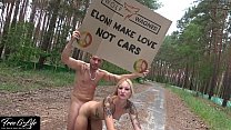 Protesto de nudez em frente à sessão de pornografia da Tesla Gigafactory Berlin contra Elon Musk