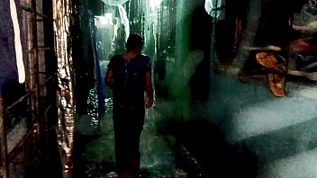 Ashu Bhabhi tomando banho na chuva sozinho durante a noite quando ninguém estava lá, curtindo a chuva