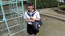 Jolie jeune japonaise en uniforme d'écolière baisée à l'hôtel