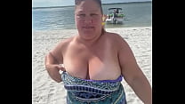 Slutty Bbw Duca femme clignote ses gros seins sur une plage publique